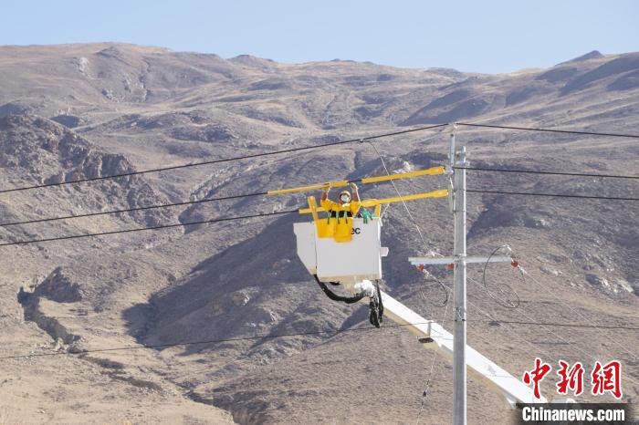 圖為11月9日，國(guó)網(wǎng)山南供電公司工作人員進(jìn)行搭火工作?！「裆?攝