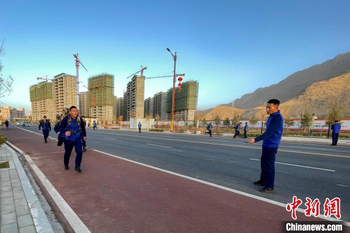 負(fù)重5公里體能訓(xùn)練?！∥鞑厣窒揽傟?duì)特勤大隊(duì) 供圖