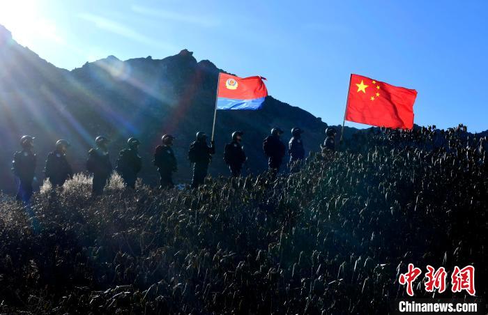 1月6日，移民警察正在乃堆拉巡邏。　李林 攝