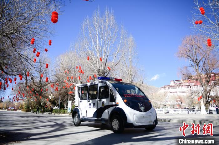 圖為1月23日，布達(dá)拉宮廣場派出所民警正在巡邏?！∝暩聛硭?攝