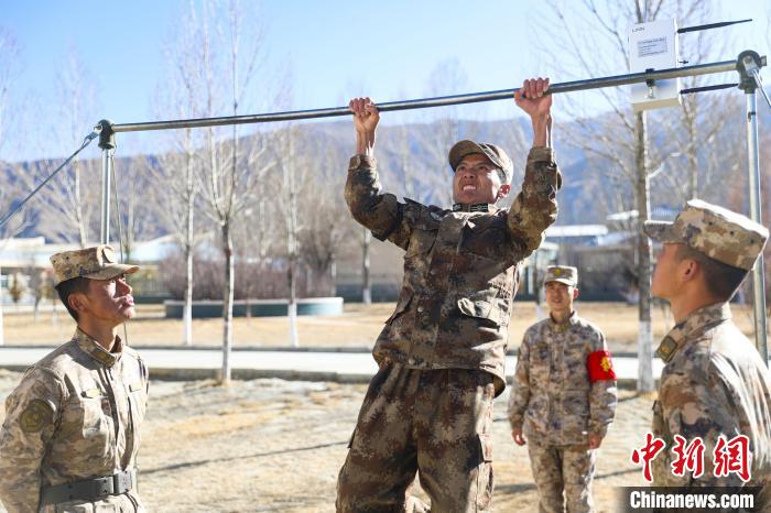 單杠引體向上現(xiàn)場，選手竭盡全力突破自我?！敲衫?攝