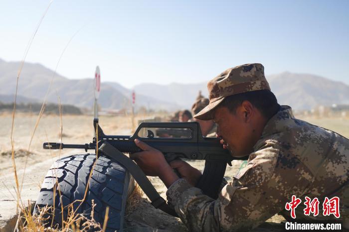 參賽民兵在進行瞄準?！敲衫?攝