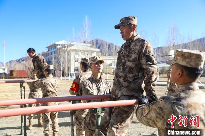 雙杠臂屈伸項目競賽現(xiàn)場?！敲衫?攝