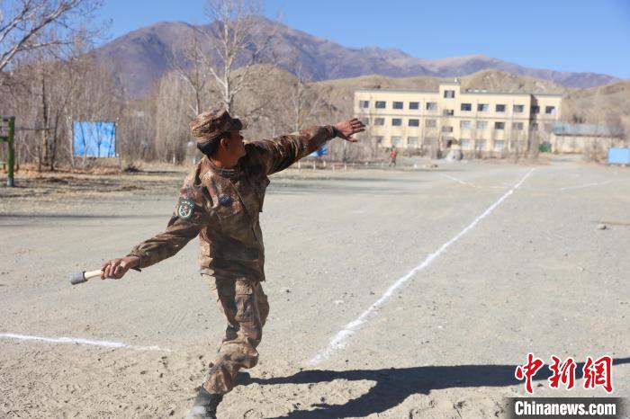 手榴彈投遠比武競賽現(xiàn)場?！敲衫?攝