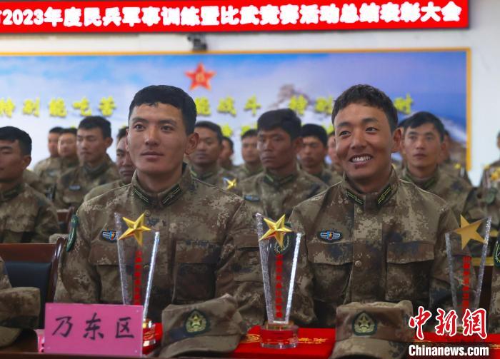 表彰大會上，獲獎選手開心瞬間?！敲衫?攝