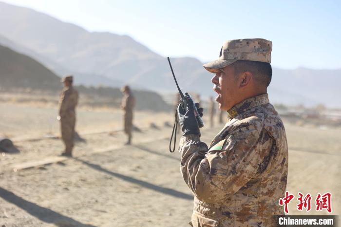 裁判員羅布次仁下達“臥姿裝子彈”口令?！敲衫?攝