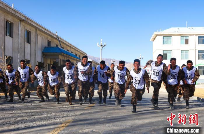 3000米開賽，選手們奮勇爭先?！敲衫?攝