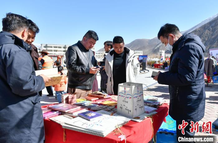 圖為展銷會(huì)現(xiàn)場(chǎng)?！∝暩聛硭?攝