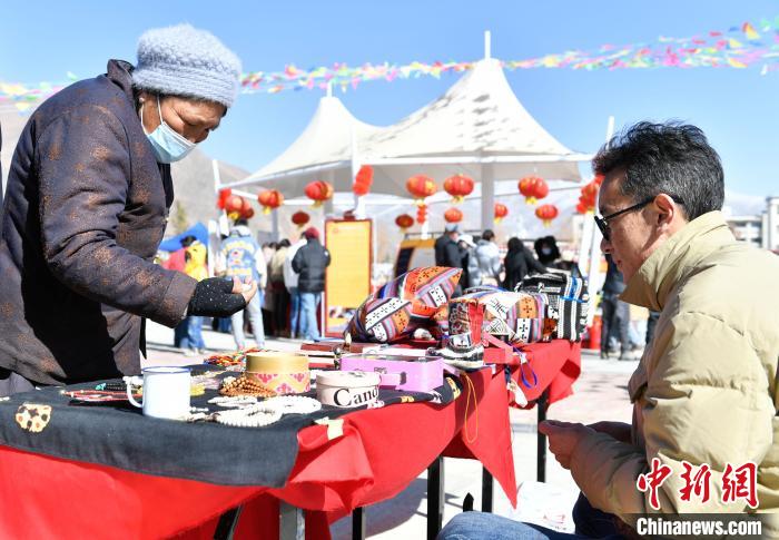 圖為展銷會(huì)現(xiàn)場(chǎng)?！∝暩聛硭?攝