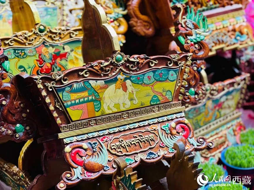 年貨市場上的切瑪盒（切瑪盒是藏歷新年吉祥物，是在精制斗型木盒中用隔板分開，分別盛入炒麥粒和糌粑，插上仔卓，象征著人壽年豐、吉祥如意）。人民網(wǎng) 次仁羅布攝