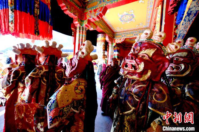 2月19日，楚布寺僧人們佩戴面具準(zhǔn)備參加跳神活動(dòng)?！±盍?攝