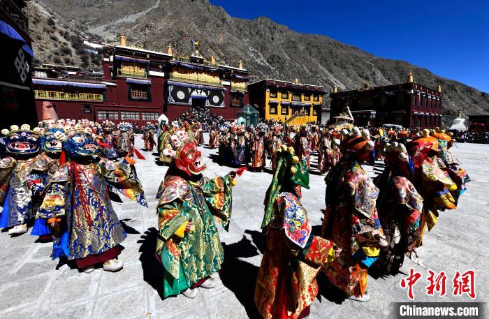 2月19日，楚布寺僧人們佩戴面具參加跳神活動(dòng)。　李林 攝