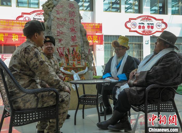 圖為阿里軍分區(qū)某邊防團(tuán)官兵與駐地群眾拉家常。　劉曉東 攝