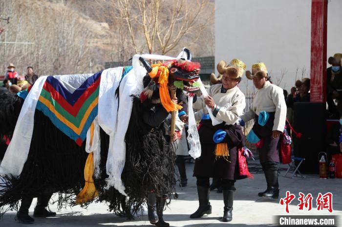 圖為民間藝人表演加麻百·甲江。　倫珠澤仁 攝