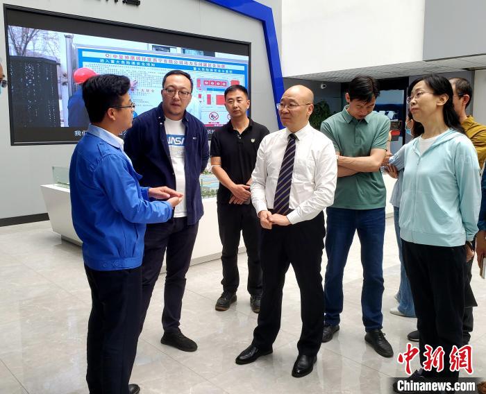 圖為全國(guó)政協(xié)委員、農(nóng)工黨青海省委主委王昆(中)在企業(yè)調(diào)研?！」鶟M福 供圖