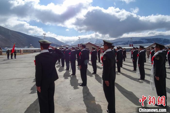 雪山下，退役士兵向軍旗敬軍禮?！±顚W(xué)文 攝