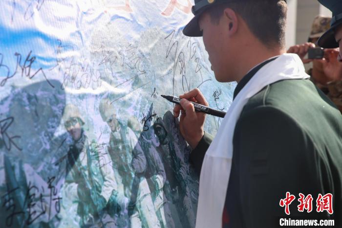 退役士兵簽名留念?！⒖≥x 攝