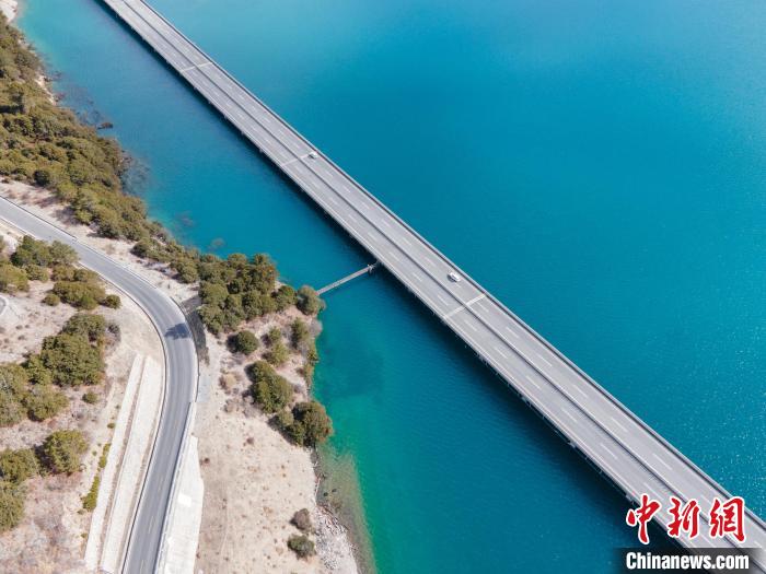 圖為西藏林拉高等級公路多布湖段風(fēng)光。　江飛波 攝