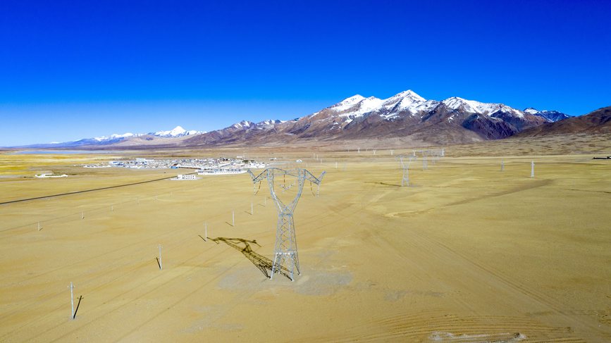 位于海拔4700多米的阿里聯網工程霍爾變電站。