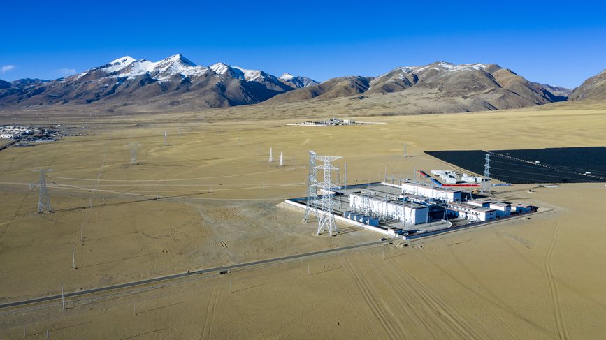 位于海拔4700多米的阿里聯網工程霍爾變電站。