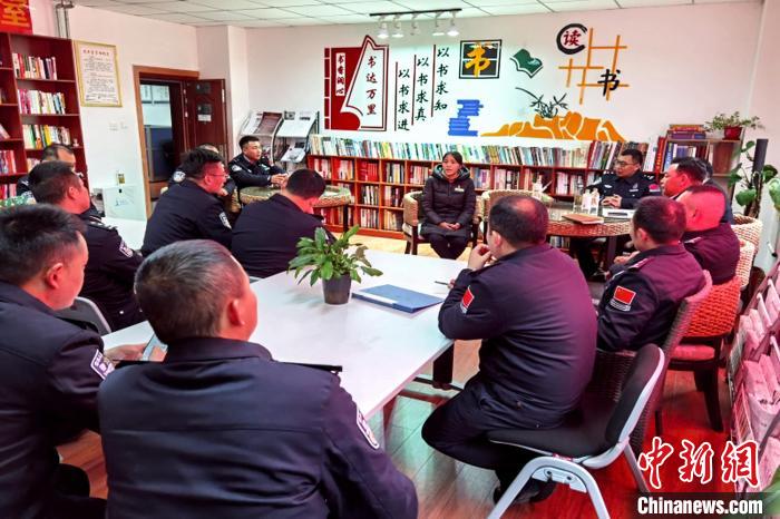 圖為亞東出入境邊防檢查站民警與銀行業(yè)務(wù)人員進行金融知識深入交流?！『?攝