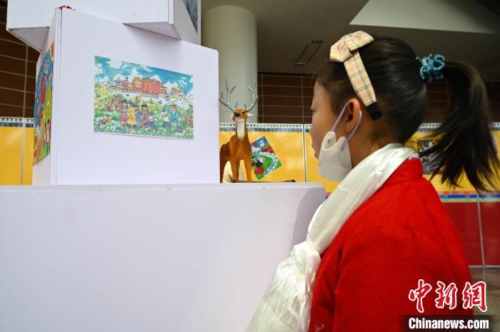 圖為學(xué)生參觀(guān)繪畫(huà)展?！≮w朗 攝