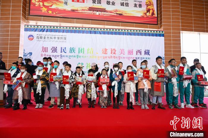 圖為部分獲獎(jiǎng)學(xué)生合影。　趙朗 攝