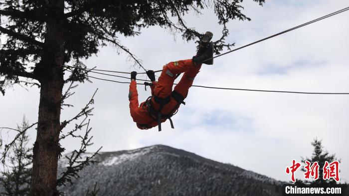 正在進行橫渡訓(xùn)練?！∥骼@拉翁 攝