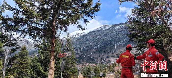 正在進行斜向救援。　西繞拉翁 攝