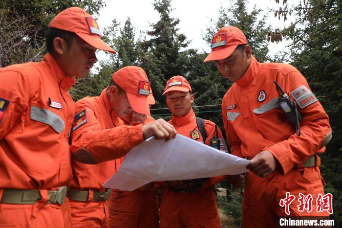 指戰(zhàn)員正在進行地形勘察?！∥骼@拉翁 攝