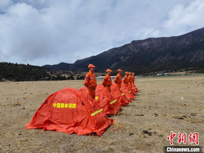 正在進行帳篷搭設(shè)?！∥骼@拉翁 攝