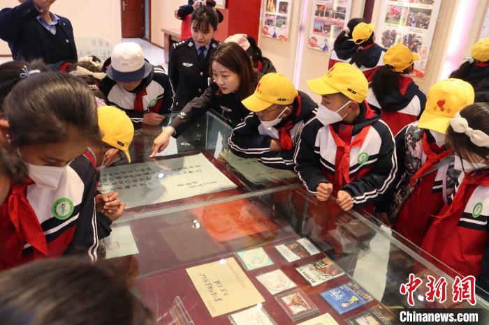 圖為亞東邊檢站民警為駐地小學(xué)生講解該站榮譽發(fā)展史?！『?攝