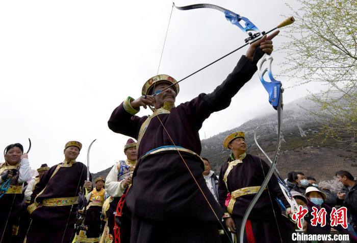 3月28日，選手參加響箭比賽。　李林 攝