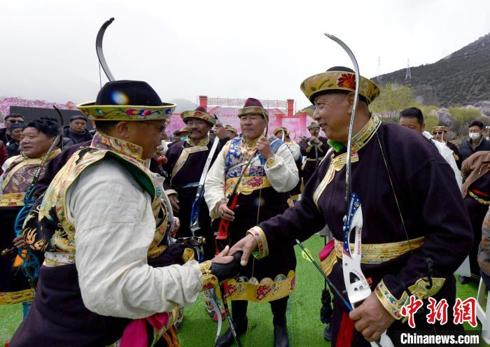 3月28日，選手射中靶心后慶祝?！±盍?攝