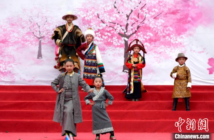 3月28日，西藏林芝第二十屆桃花旅游文化節(jié)開幕式上的文藝表演?！±盍?攝