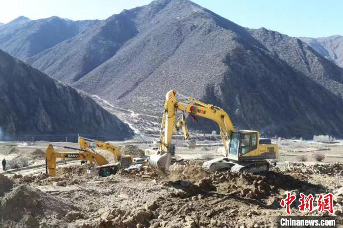 圖為高標(biāo)準(zhǔn)農(nóng)田建設(shè)施工現(xiàn)場(chǎng)。　格桑倫珠 攝