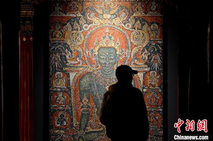 3月31日，觀眾欣賞展覽中的作品?！±盍?攝