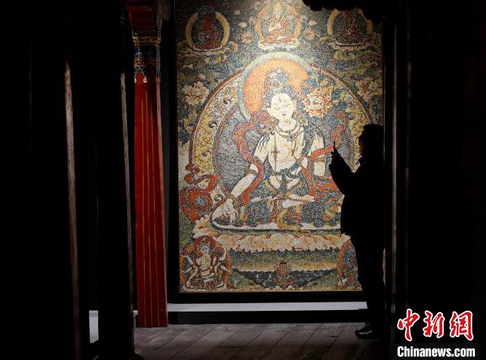 3月31日，觀眾欣賞展覽中的作品?！±盍?攝