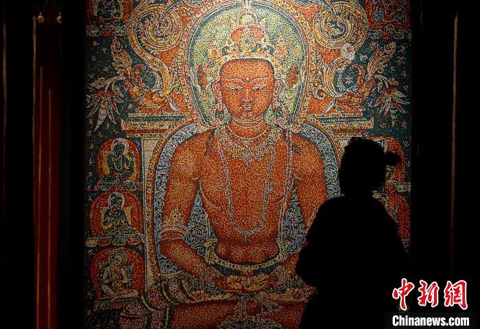 3月31日，觀眾欣賞展覽中的作品?！±盍?攝