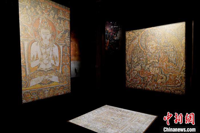 3月31日，觀眾欣賞展覽中的作品?！±盍?攝