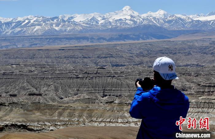 4月5日，游客在觀景臺拍攝札達土林?！±盍?攝