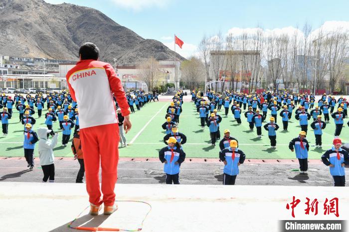 圖為學(xué)生在跳繩教練齊景龍的指導(dǎo)下做準(zhǔn)備運動。　貢嘎來松 攝