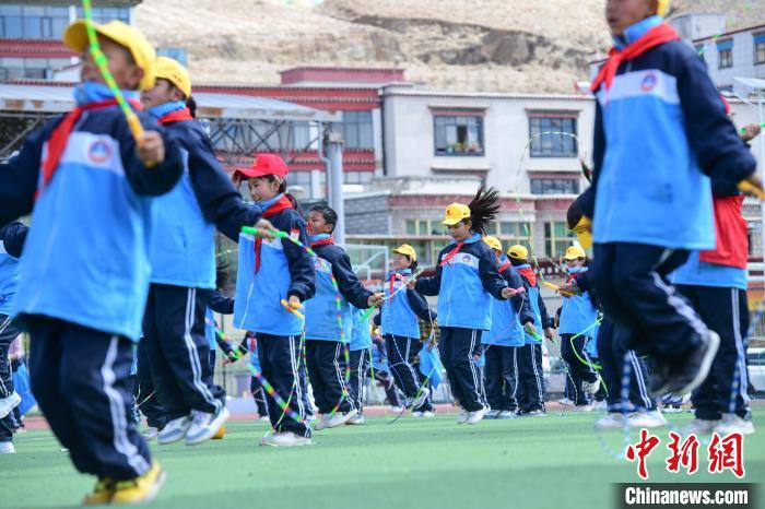 圖為學(xué)生正在練習(xí)跳繩。　貢嘎來松 攝