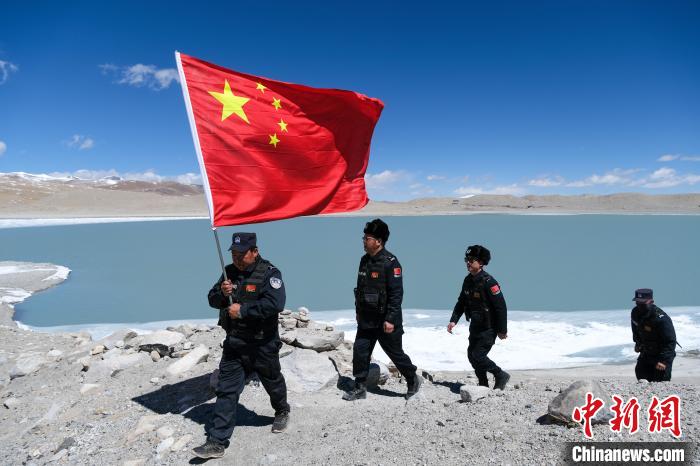 4月5日，普瑪江塘邊境派出所民輔警進行邊境巡邏?！〗w波 攝