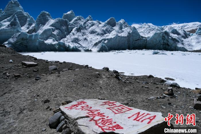 普瑪江塘邊境派出所民輔警巡邏標記?！〗w波 攝