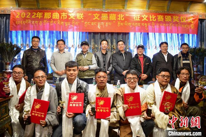 圖為獲獎(jiǎng)人員合影留念?！∝暩聛?lái)松 攝