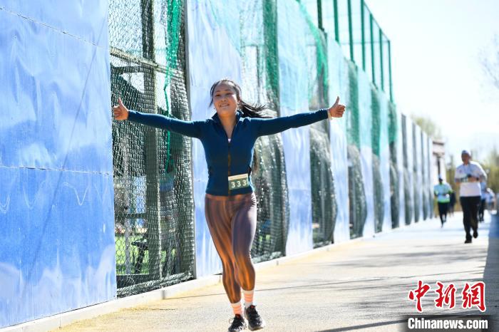 圖為5公里歡樂跑現(xiàn)場?！∝暩聛硭?攝