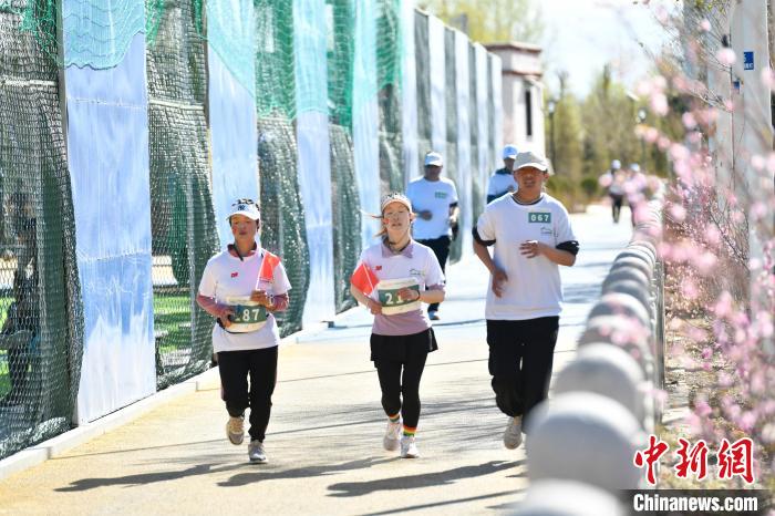 圖為5公里歡樂跑現(xiàn)場?！∝暩聛硭?攝