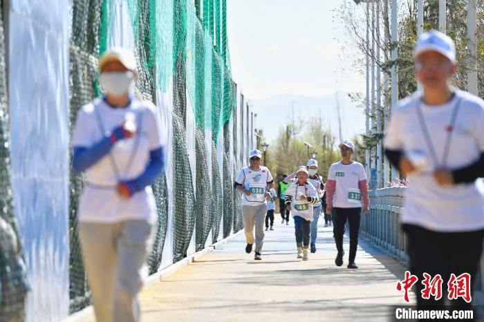 圖為5公里歡樂跑現(xiàn)場?！∝暩聛硭?攝