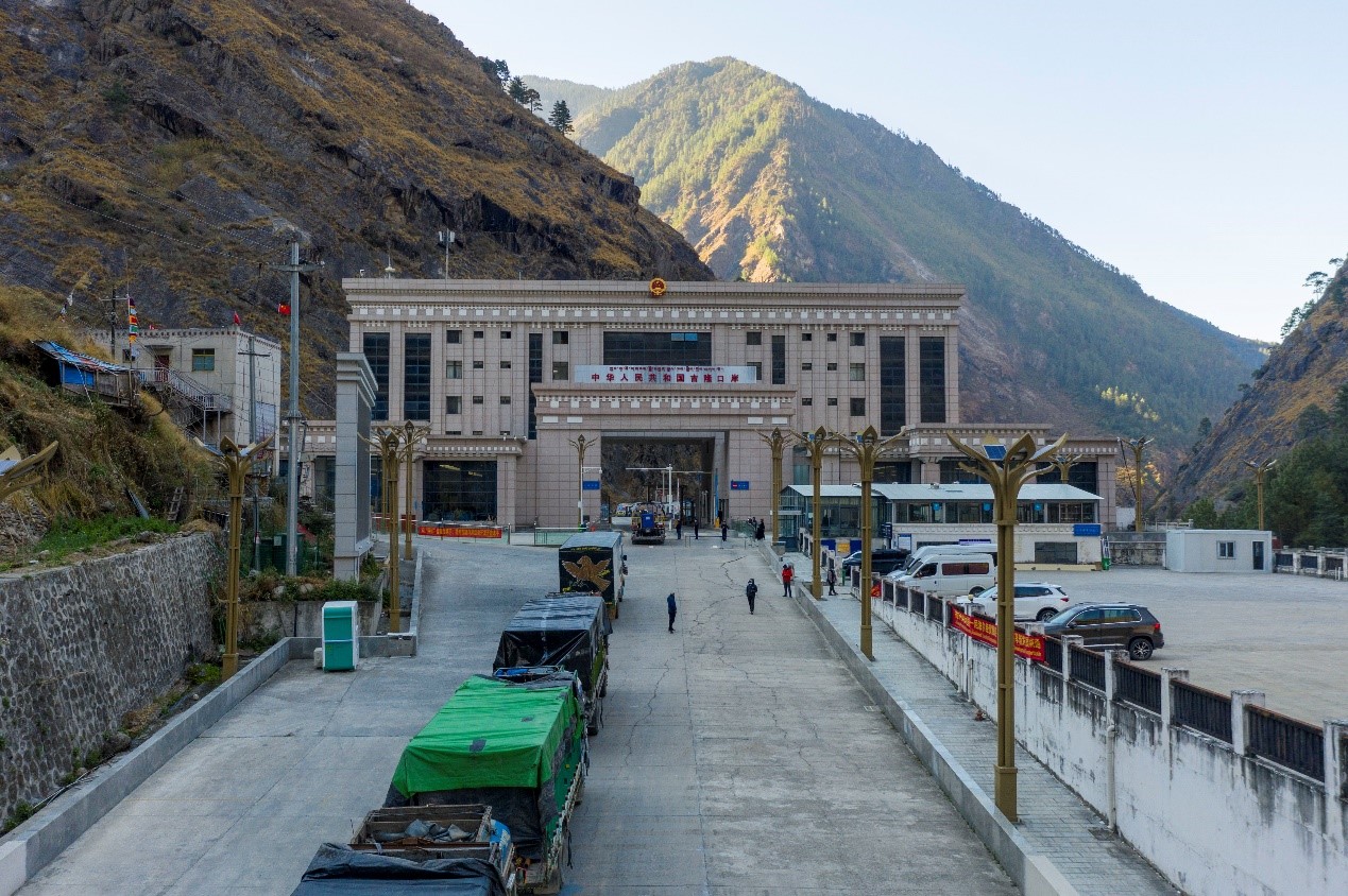 吉隆口岸正在等待出境的車輛。人民網(wǎng)記者 唐宋攝